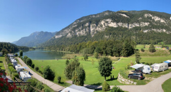 Das Foto zeigt die Liegewiese von Campingplatz Seehof in Tirol.
