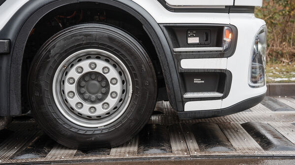 Bild zeigt das Zugfahrzeug eines Lkw, das über ein neuartiges System zur Stromgewinnung aus der Straße fährt.