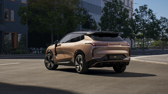 Ein kupferfarbener Lynk & Co steht auf einer Straße in der Stadt.