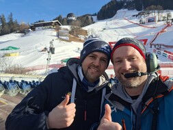 Auf dem Bild sieht man zwei Personen, die mit Daumen hoch in die Kamera schauen.