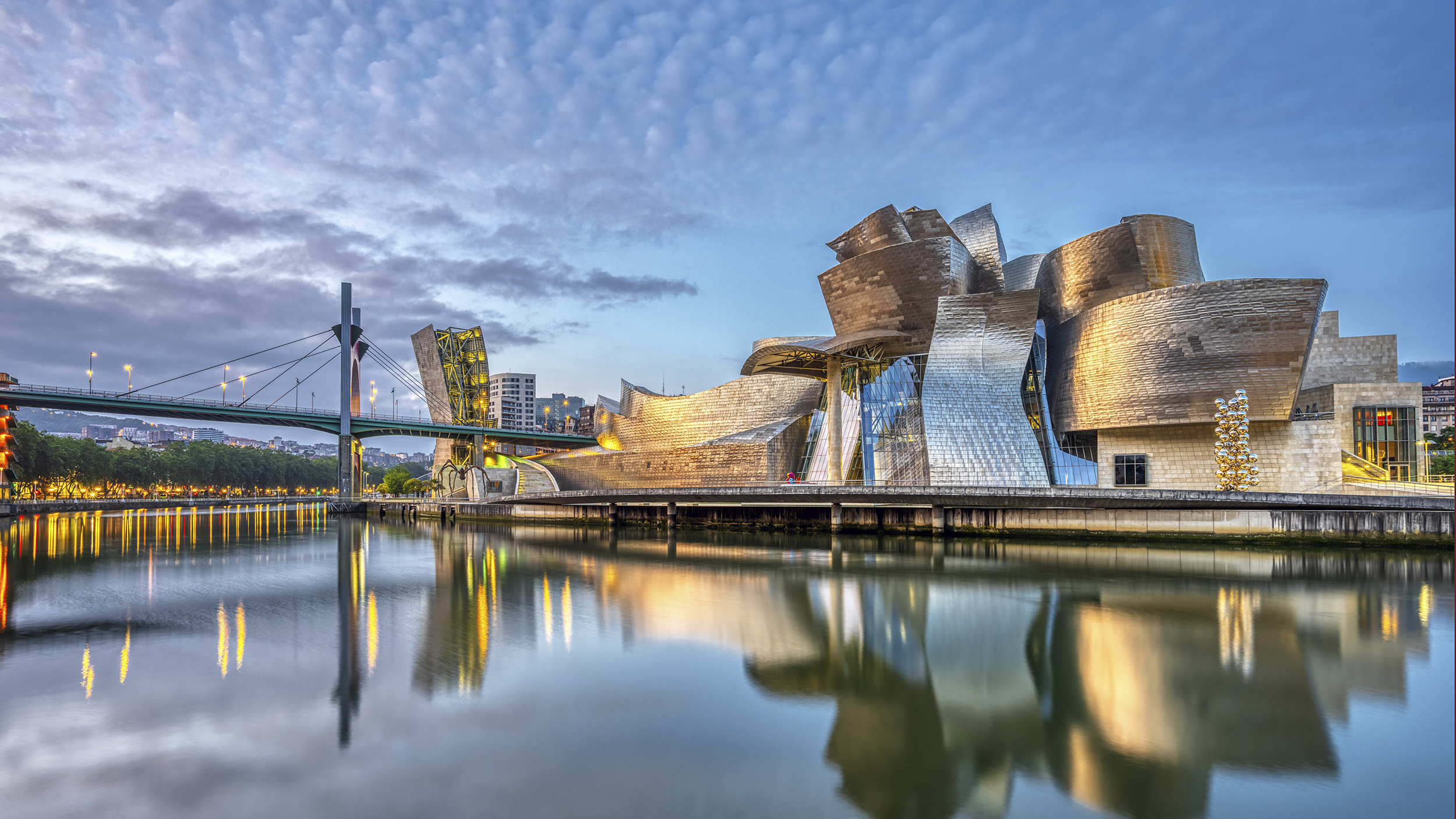 Das Guggenheim-Museum Bilbao ist ein Kunstmuseum für moderne Kunst.