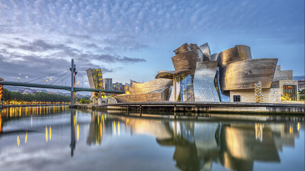 Das Guggenheim-Museum Bilbao ist ein Kunstmuseum für moderne Kunst.