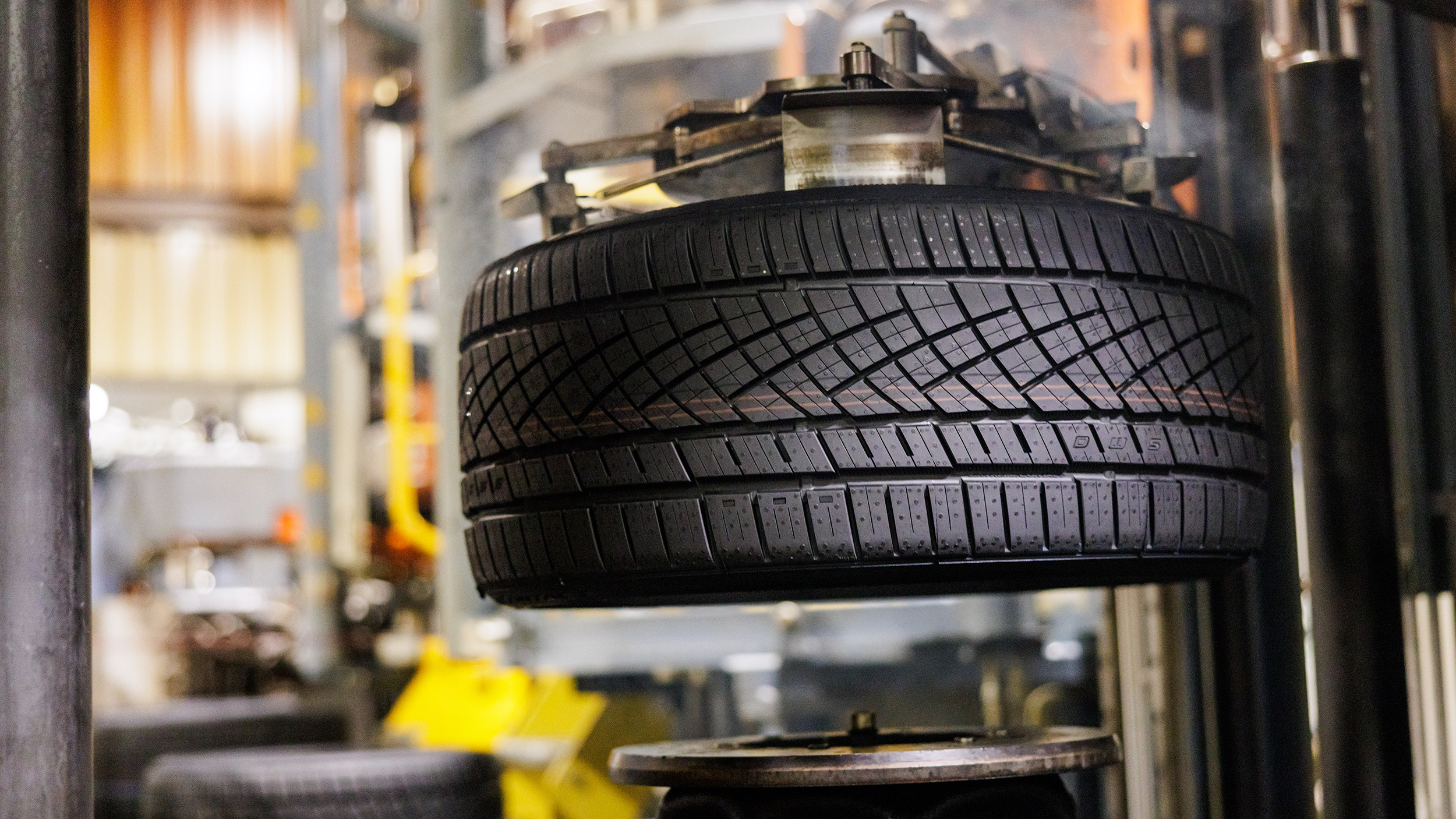 Ein Autoreifen auf dem Produktionsband