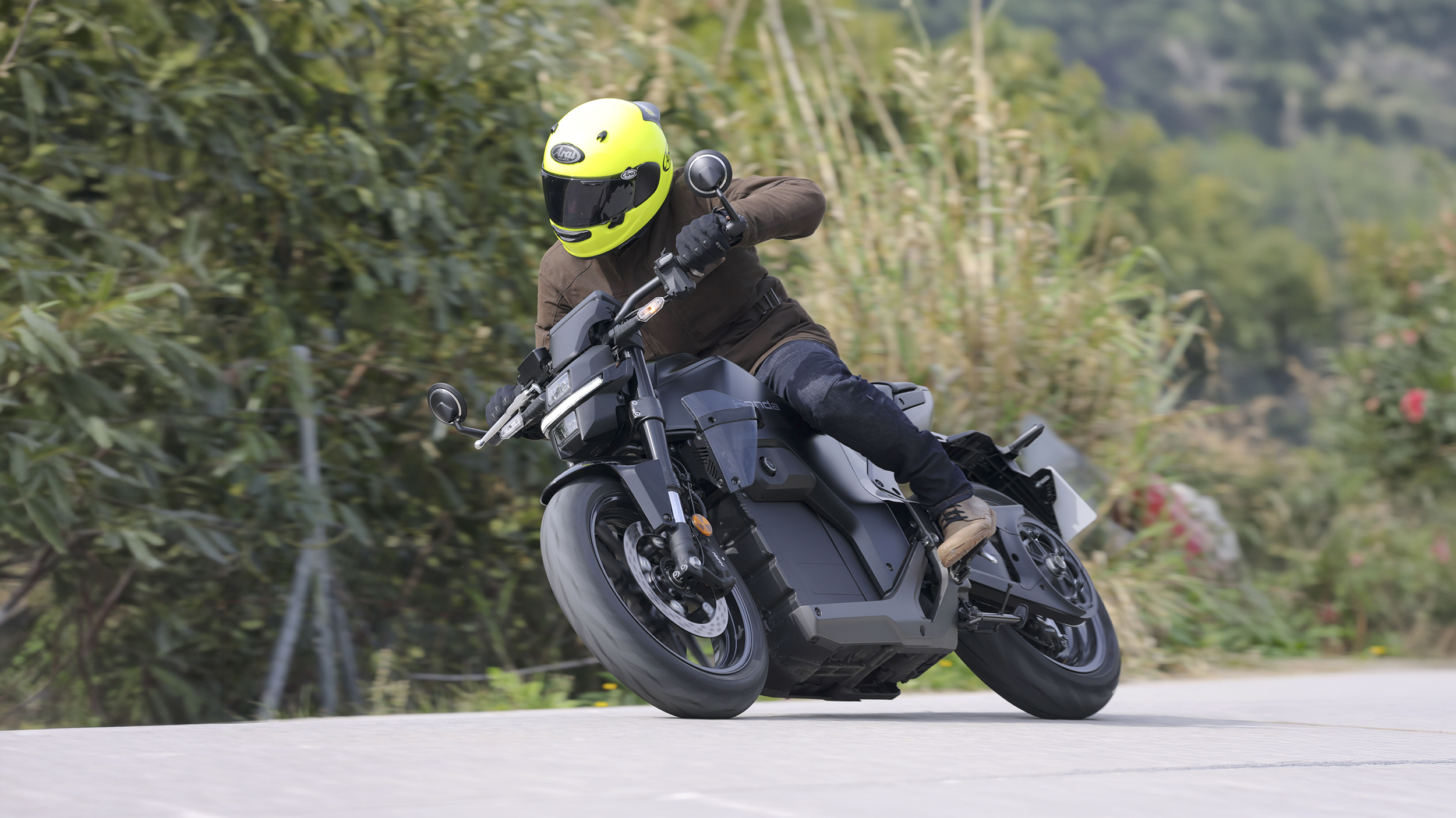 Honda WN7 fahrend von schräg vorne fotografiert