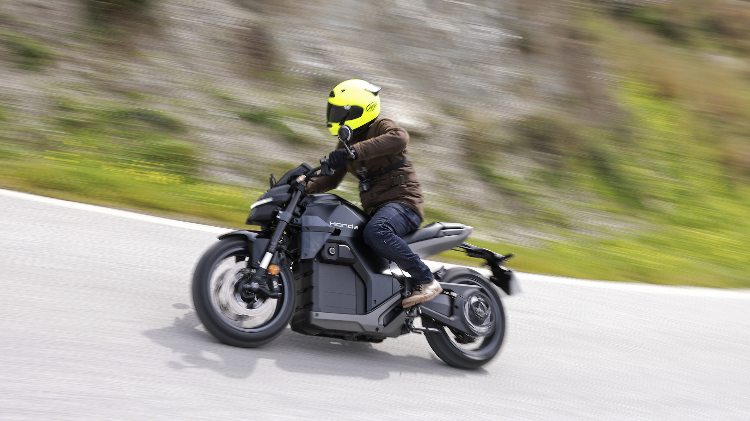 Honda WN7 fahrend von der Seite mit viel Schräglage fotografiert
