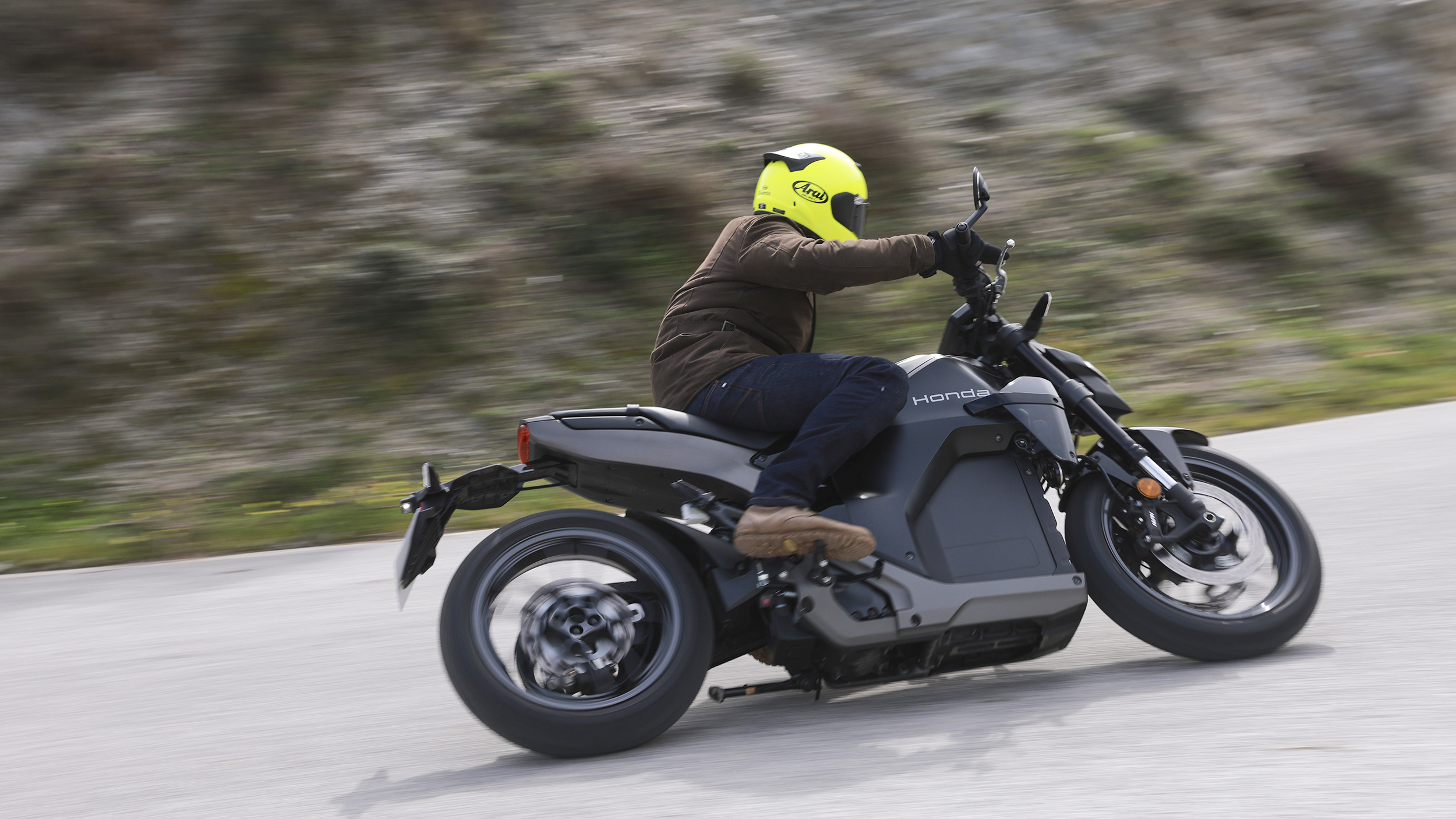 Honda WN7 fahrend von schräg honten fotografiert