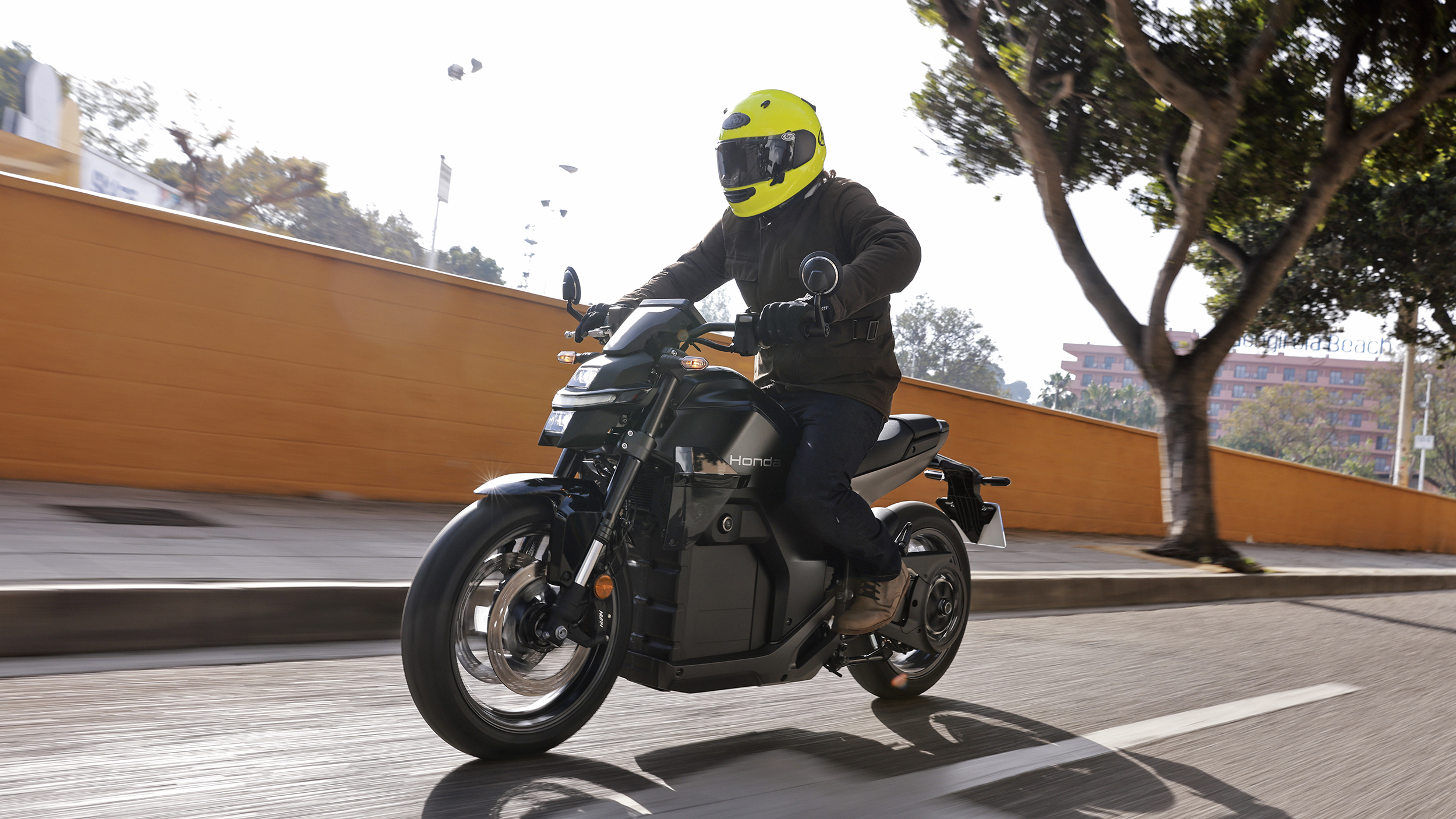 Honda WN7 fahrend von links fotografiert