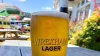 Nahaufnahme eines Bierglases mit walisischem Bier der Marke Wrexham Lager.