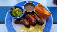 Nahaufnahme einer typisch britischen Mahlzeit namens "Bangers & Mash" (Würstchen mit Kartoffelpürree).