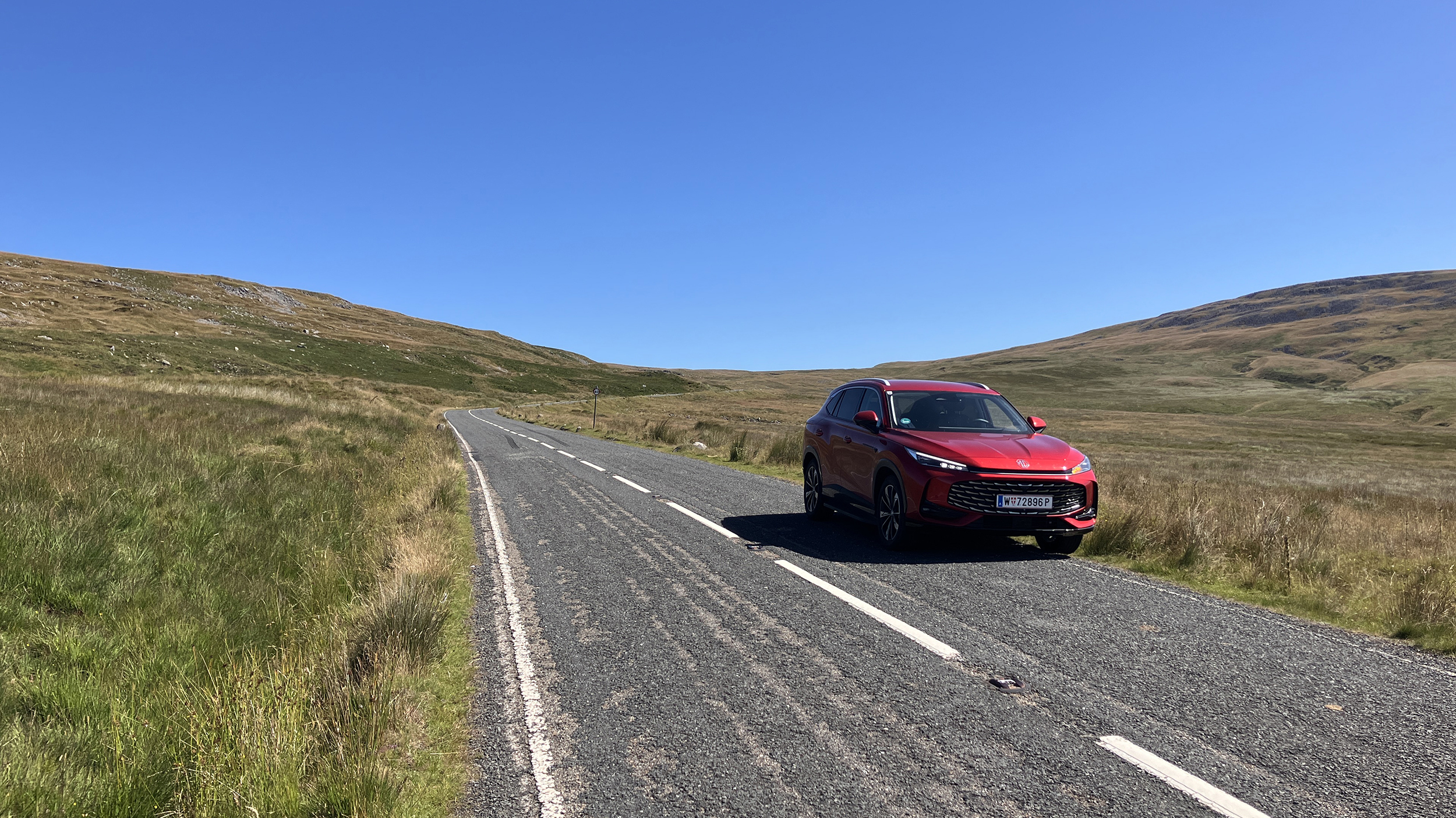 Ein Testfahrzeug des ÖAMTC steht allein am Straßenrand der berühmten "Top Gear" Test-Strecke in den "Brecon Beacons" in Wales.
