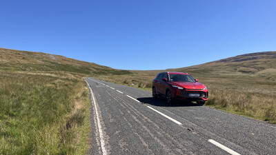 Ein Testfahrzeug des ÖAMTC steht allein am Straßenrand der berühmten "Top Gear" Test-Strecke in den "Brecon Beacons" in Wales.