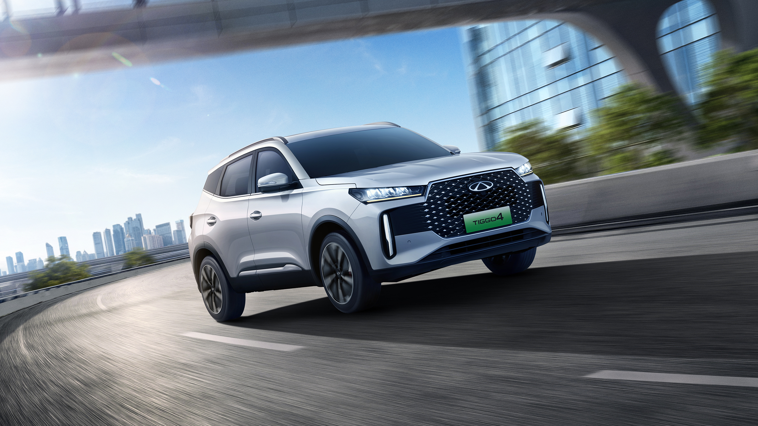 Ein silbernes SUV fährt auf einer Straße in der Stadt