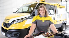 Es ist eine Frau in ÖAMTC-Kleidung zu sehen. Hinter ihr sieht man ein Pannenfahrzeug.