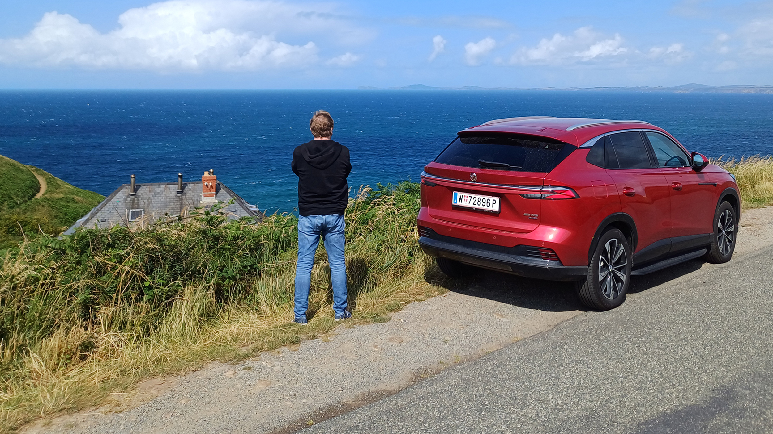 Testauto des ÖAMTC steht mit Redakteur an der walisischen Atlantik-Küste