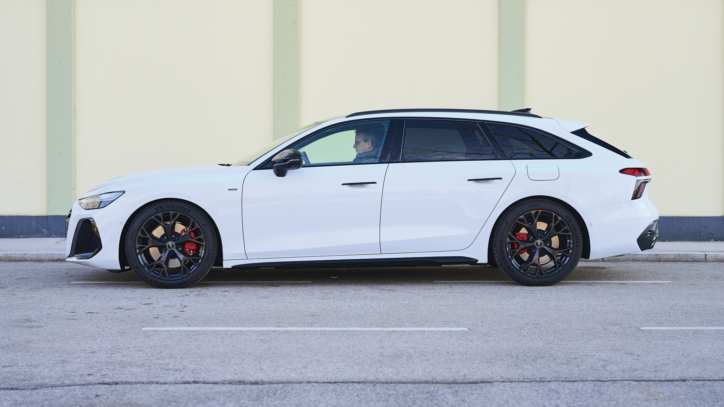 Weißer Audi A6 Avant