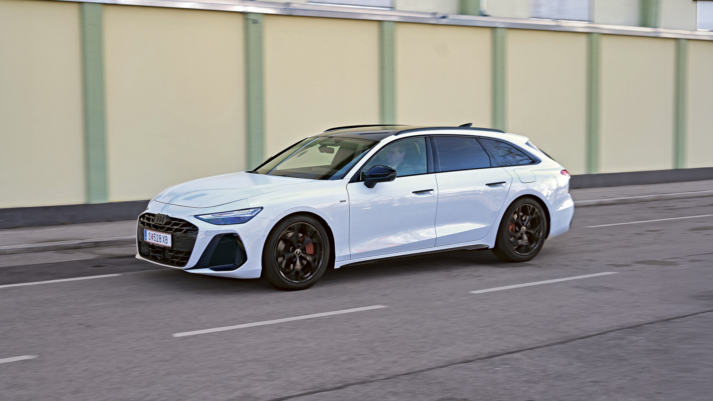 Weißer Audi A6 Avant