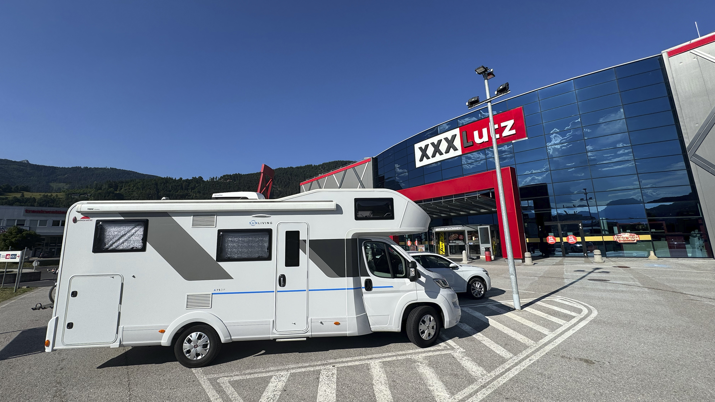 Das Wohnmobil vorm Möbelhaus.