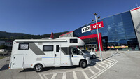 Das Wohnmobil vorm Möbelhaus.