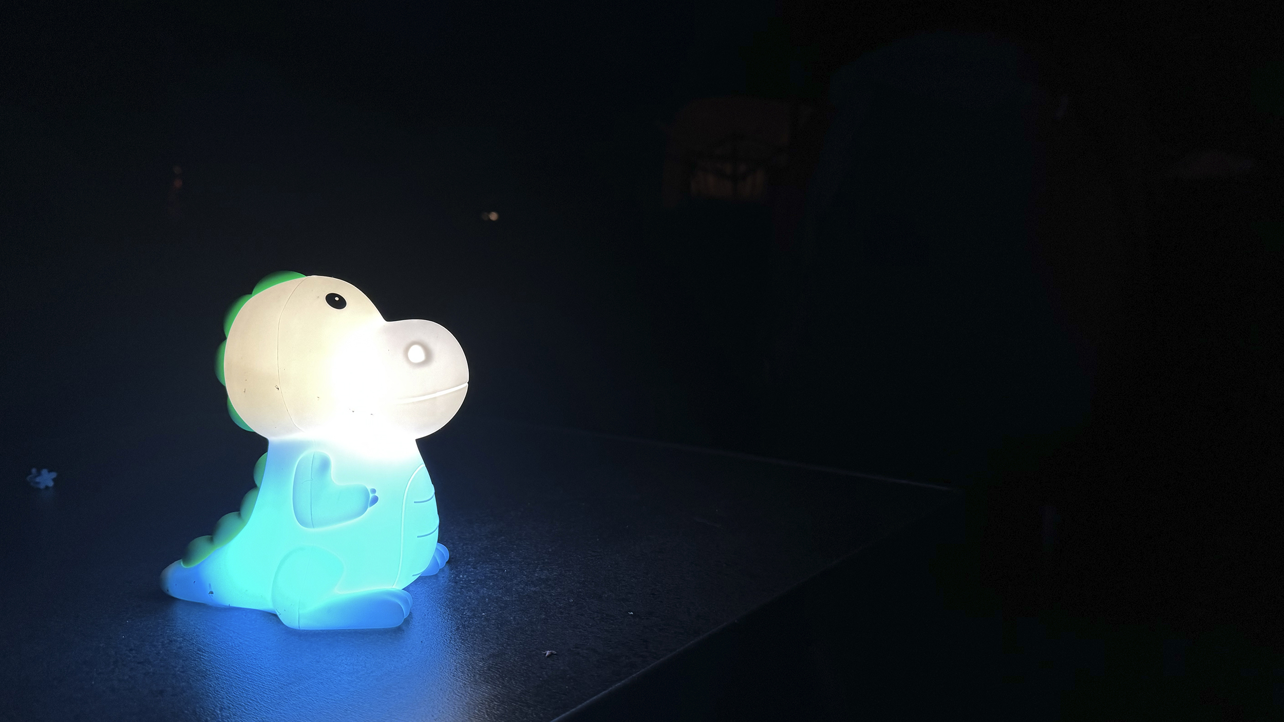 Der Leucht-Dino als Lampe.