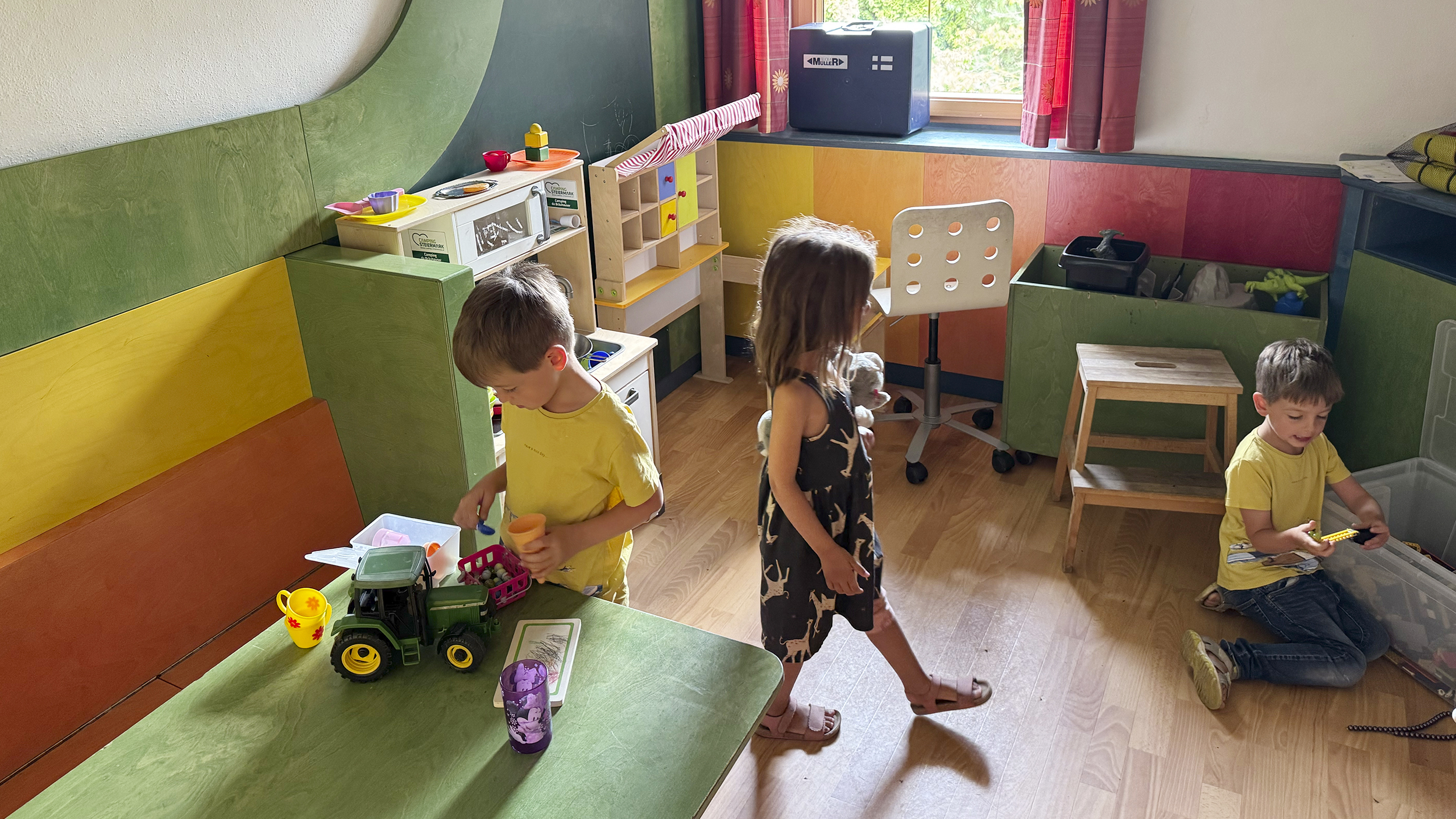 Indoor-Spielbereich am Campingplatz. Die Kinder spielen gerade.