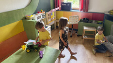 Indoor-Spielbereich am Campingplatz. Die Kinder spielen gerade.