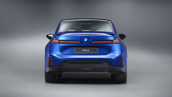 Das Heck eines blauen BMW i3, der in einem Studio steht.