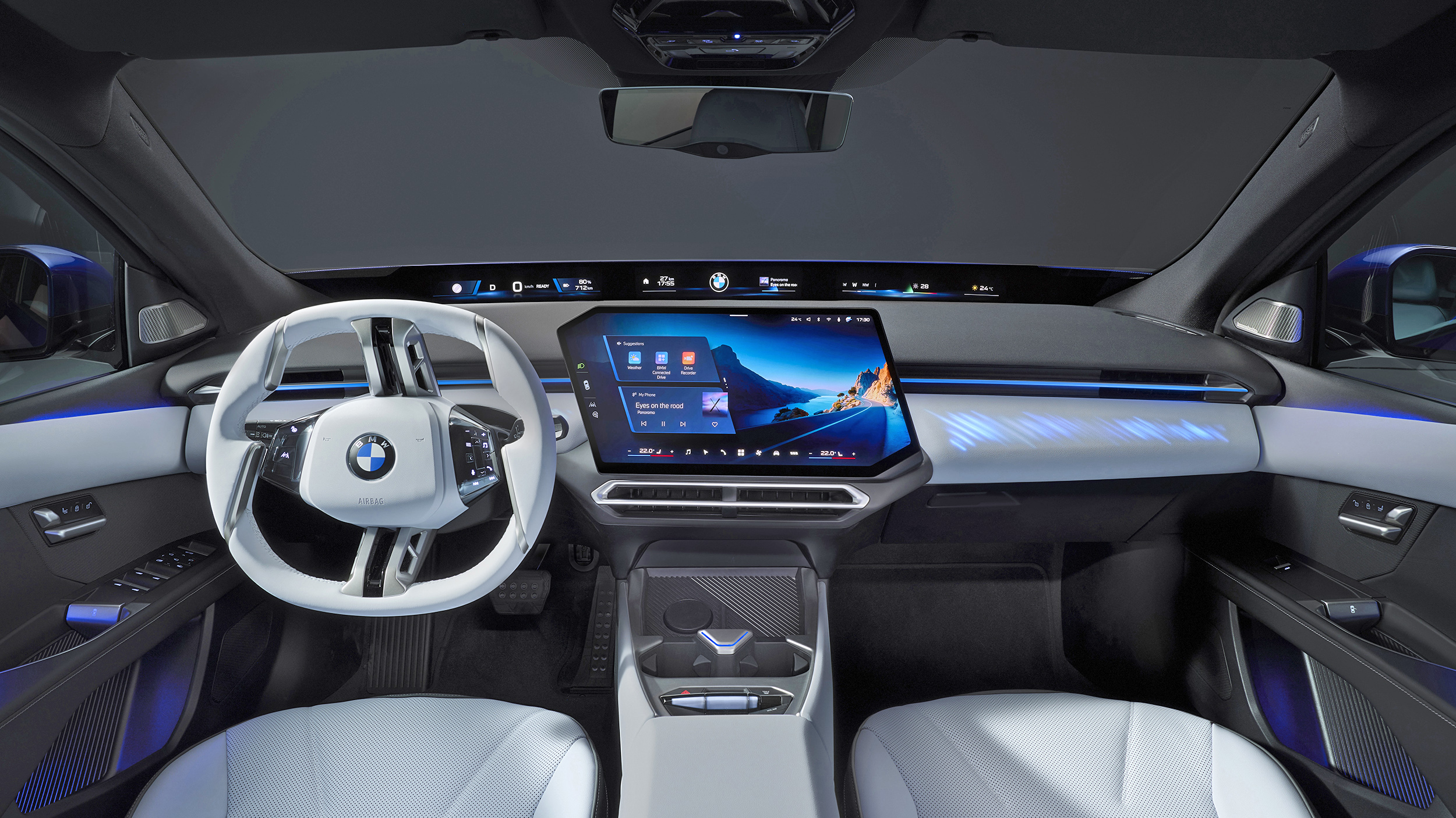 Innenraum eines BMW i3 mit weißen Materialien an Lenkrad, Sitze und Armaturenbrett.