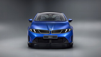 Front eines blauen BMW i3, der in einem Studio steht.