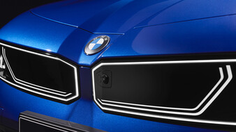 Detailansicht des Kühlergrills eines blauen BMW i3.