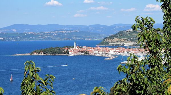 Blick aufs Meer und die Stadt Izola in Slowenien