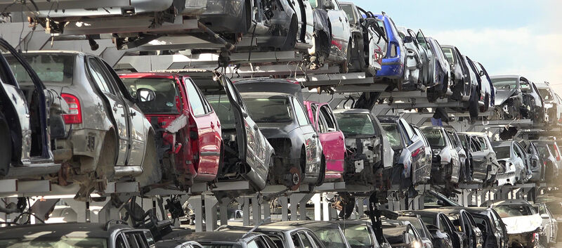 Kaputte Autos auf einem Schrottplatz