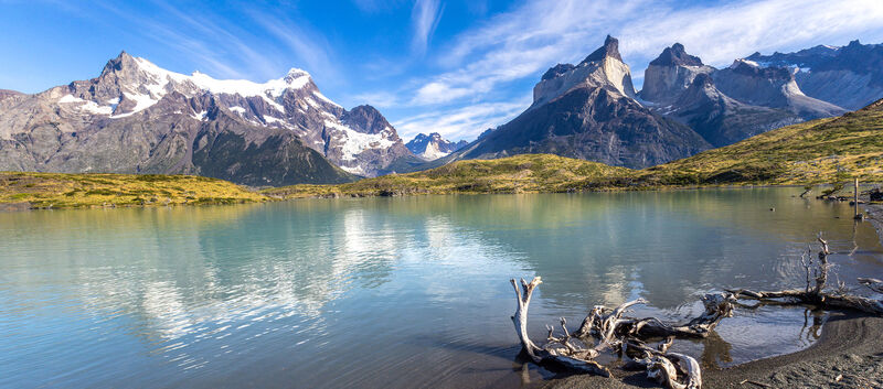 Blick über einen grünen See zum Bergmassiv Cuernos del paine