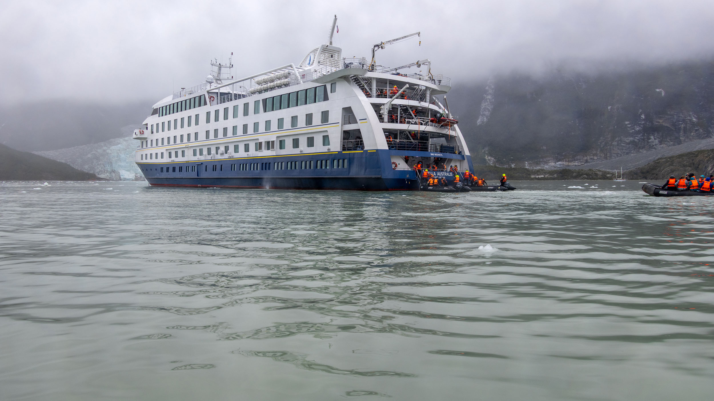 Heck der Stella Australis mit ankommenden Zodiacs nach dem Ausflug zum Pia-Gleetscher