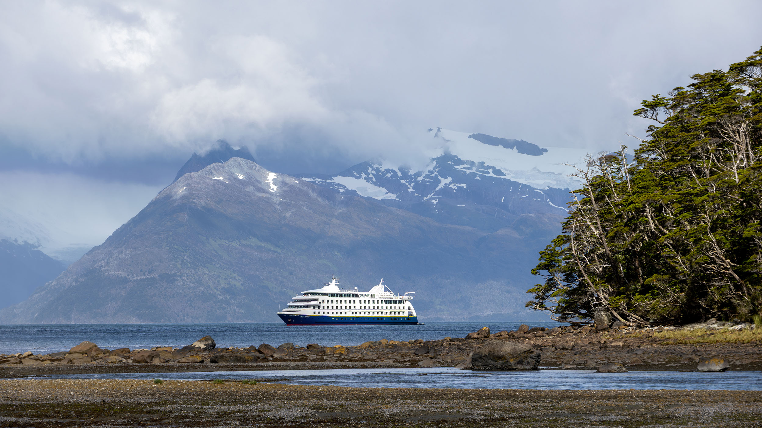 Die Stella liegt im De Agostini-Fjord vor der Lagune des Adler-Gletschers und wartet auf unsere Rückkehr