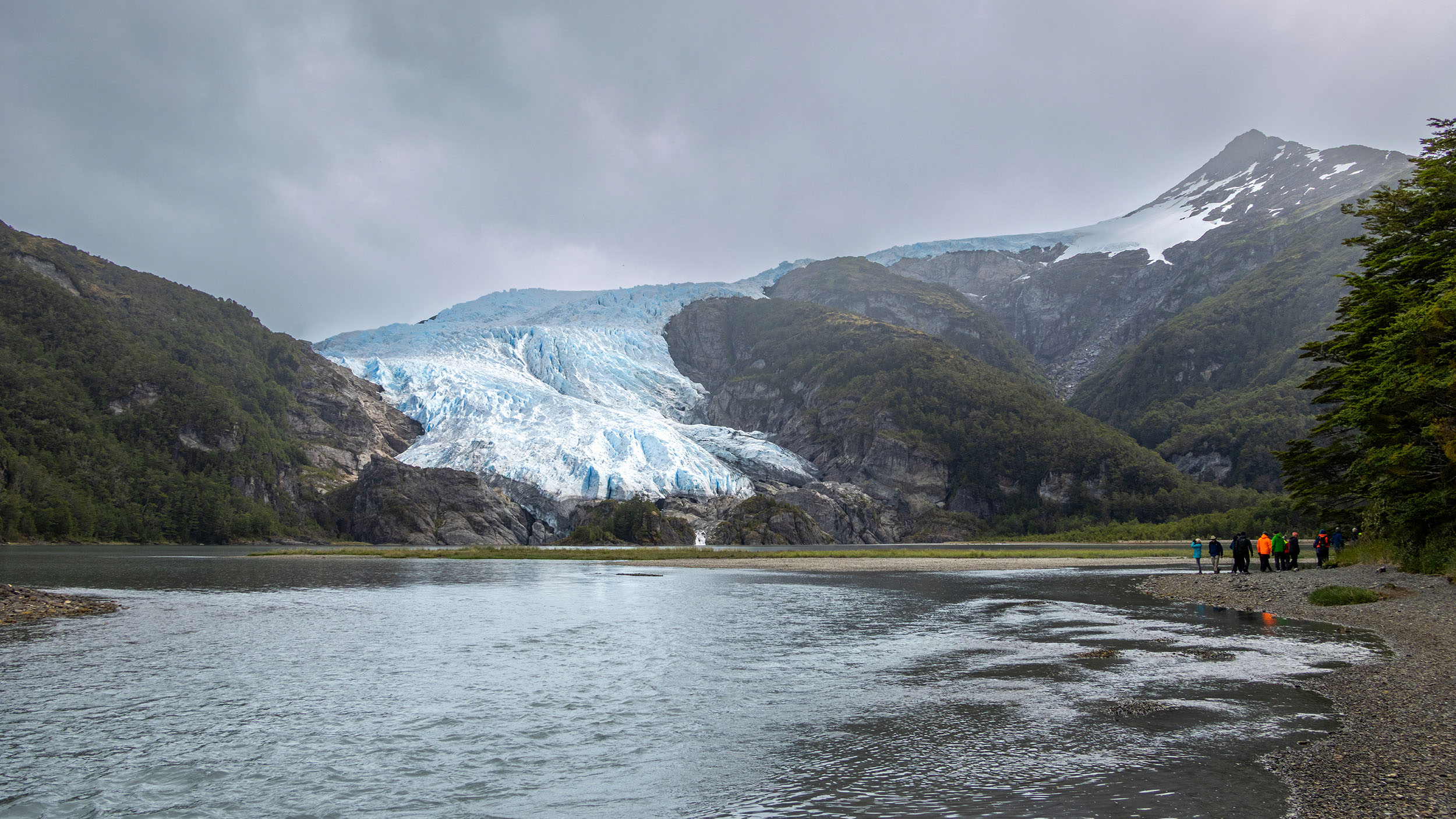 Passagiere wandern die Lagune entlang zum Adler-Gletscher
