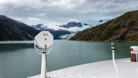 Blick über den Bug der Stella Australis in den Pia-Fjord mit tief hängenden Wolken