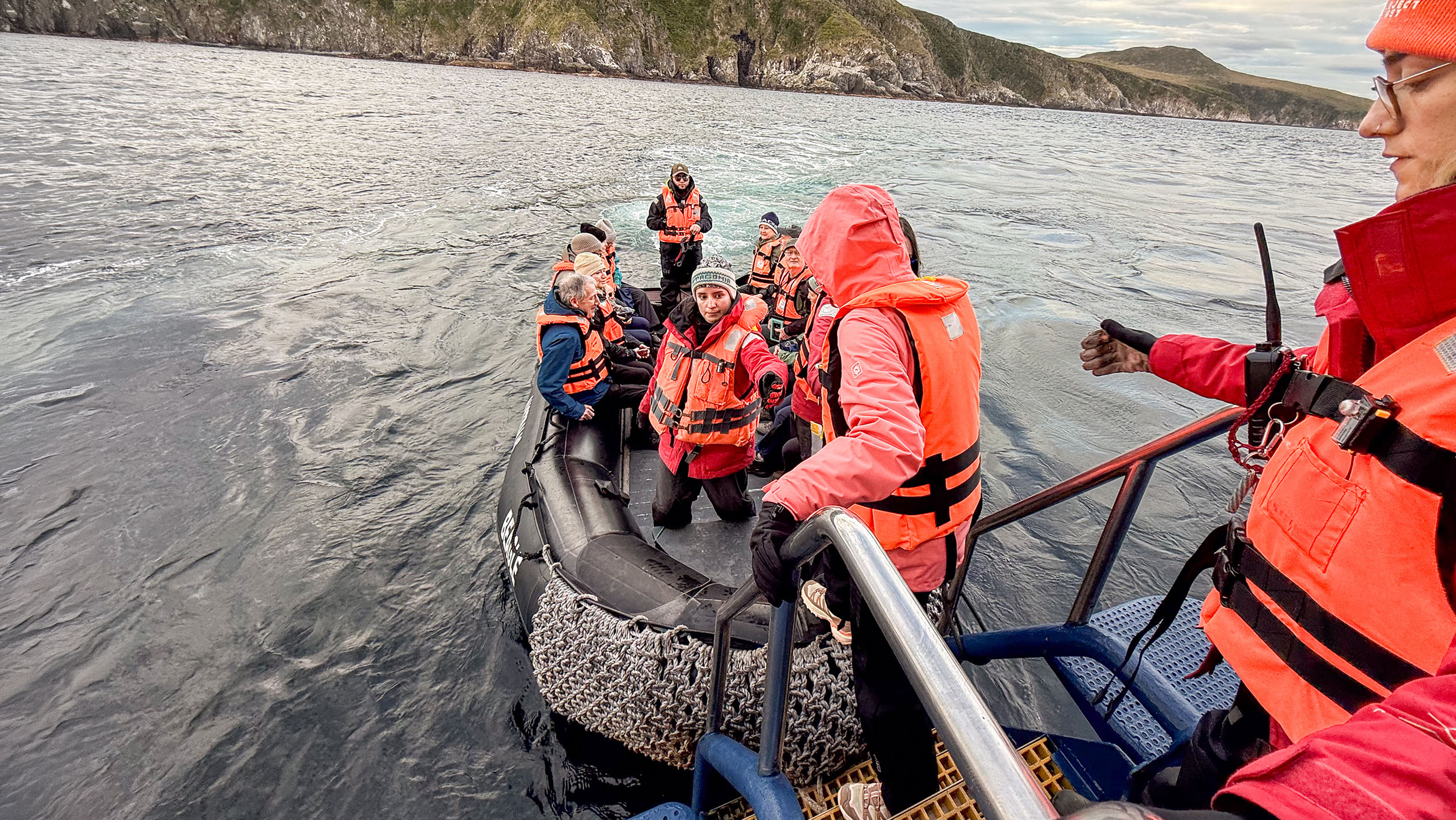 In einen Zodiac einsteigende Passagiere am Heck der Stella