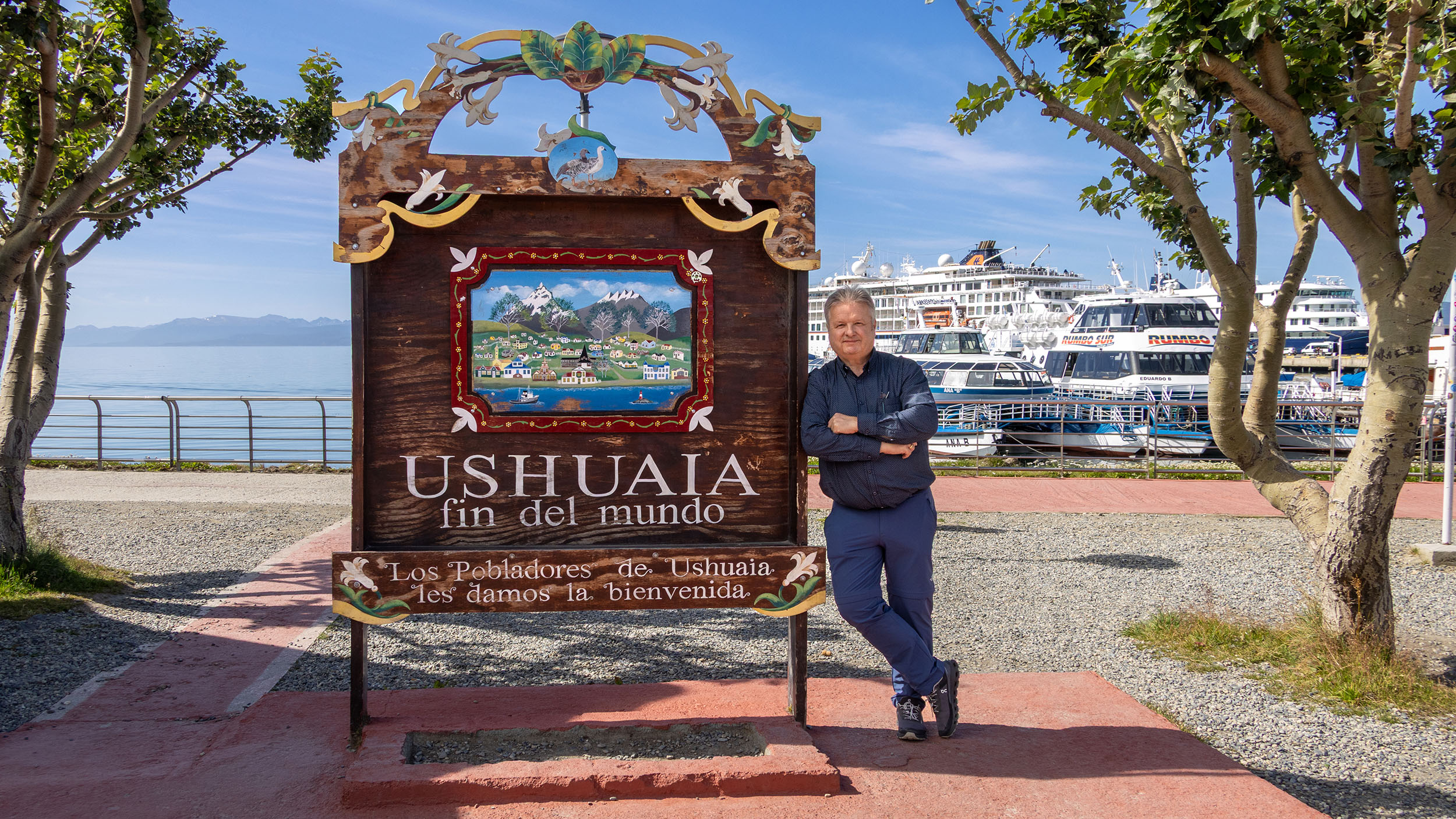 Redakteur Eckler lehnt am Uschuaia-Fin-del-Mundo-Schild