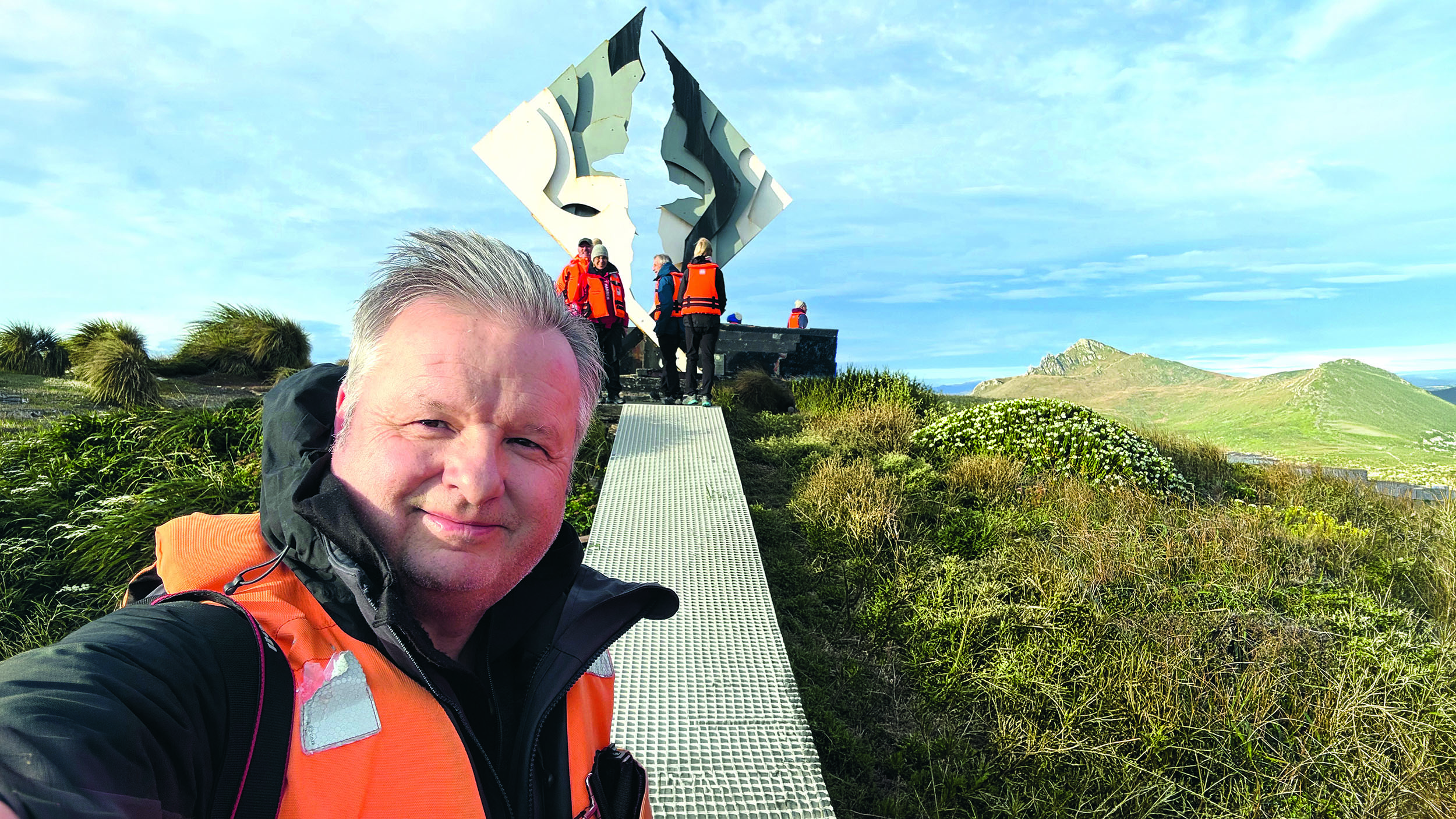 Redakteur Eckler vor dem Albatros-Monument af Kap Hoorn