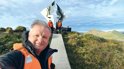 Redakteur Eckler vor dem Albatros-Monument af Kap Hoorn