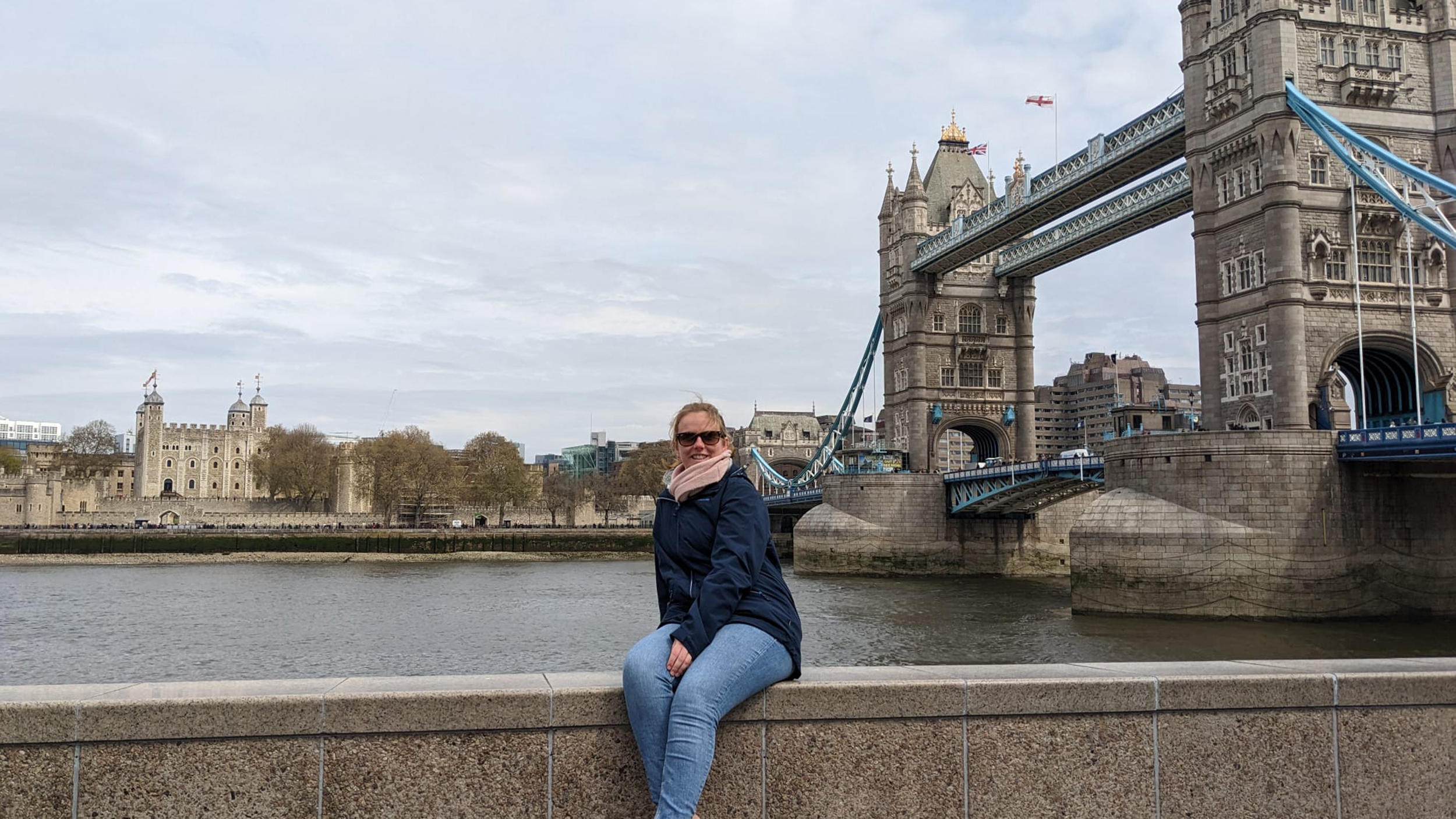 Katharina in London, im Hintergrund die Tower Bridge.