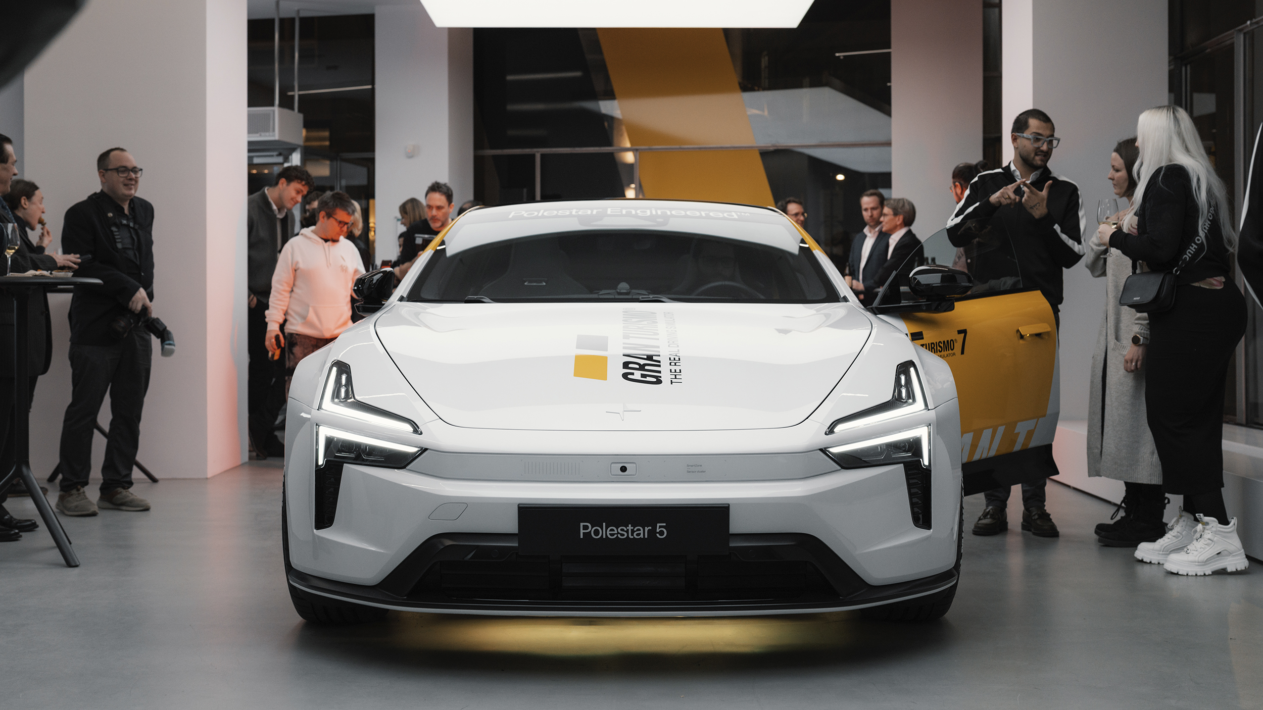 Der Polestar 5 bei der Präsentation in Wien. Er ist weiß und hat eine Gran Turismo-Aufschrift.
