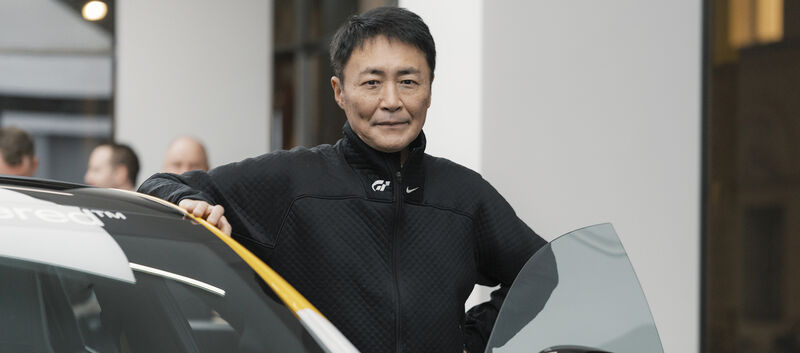 Kazunori Yamauchi an den Polestar 5 gelehnt.
