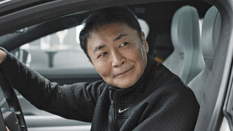 Kazunori Yamauchi am Steuer im Polestar 5.