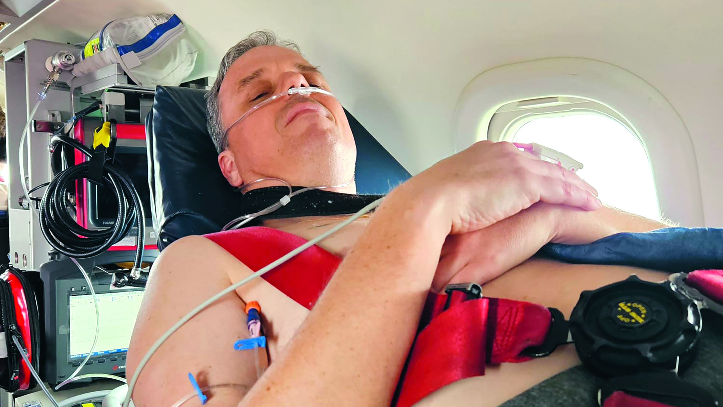 Ein verletzter Patient im Ambulanz-Jet des ÖAMTC.