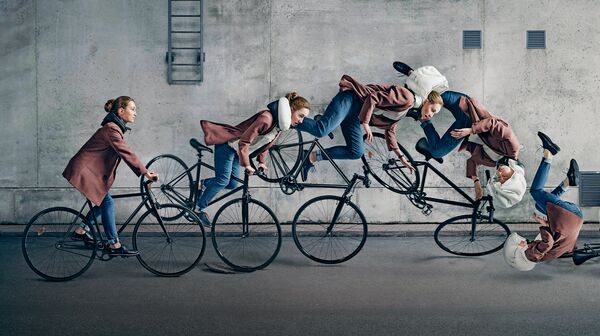 Bild zeigt die Funktionsweise eines Fahrrad-Airbags, wenn der Radfahrer stürzt.