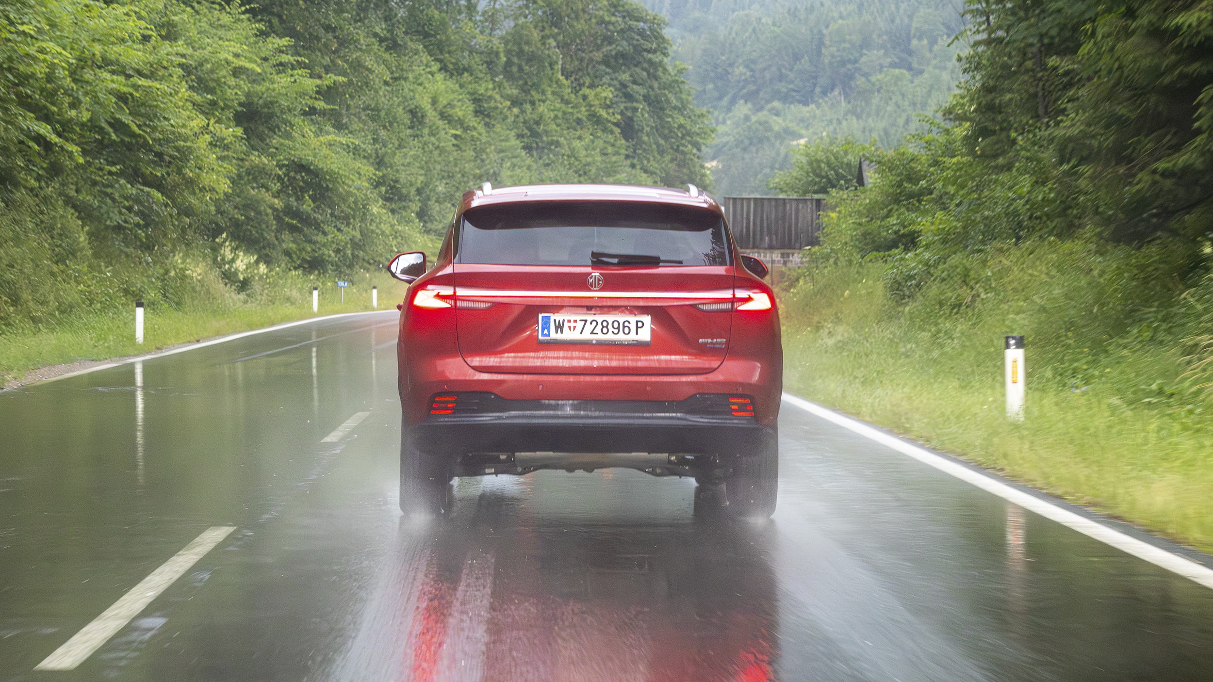 Bild zeigt das Duertest-Fahrzeug von hinten bei Regen.