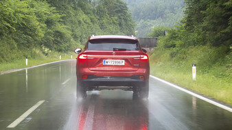Bild zeigt das Duertest-Fahrzeug von hinten bei Regen.