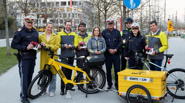 Die Verantwortlichen der Radlichtaktion haben sich alle für ein Gruppenbild versammelt.
