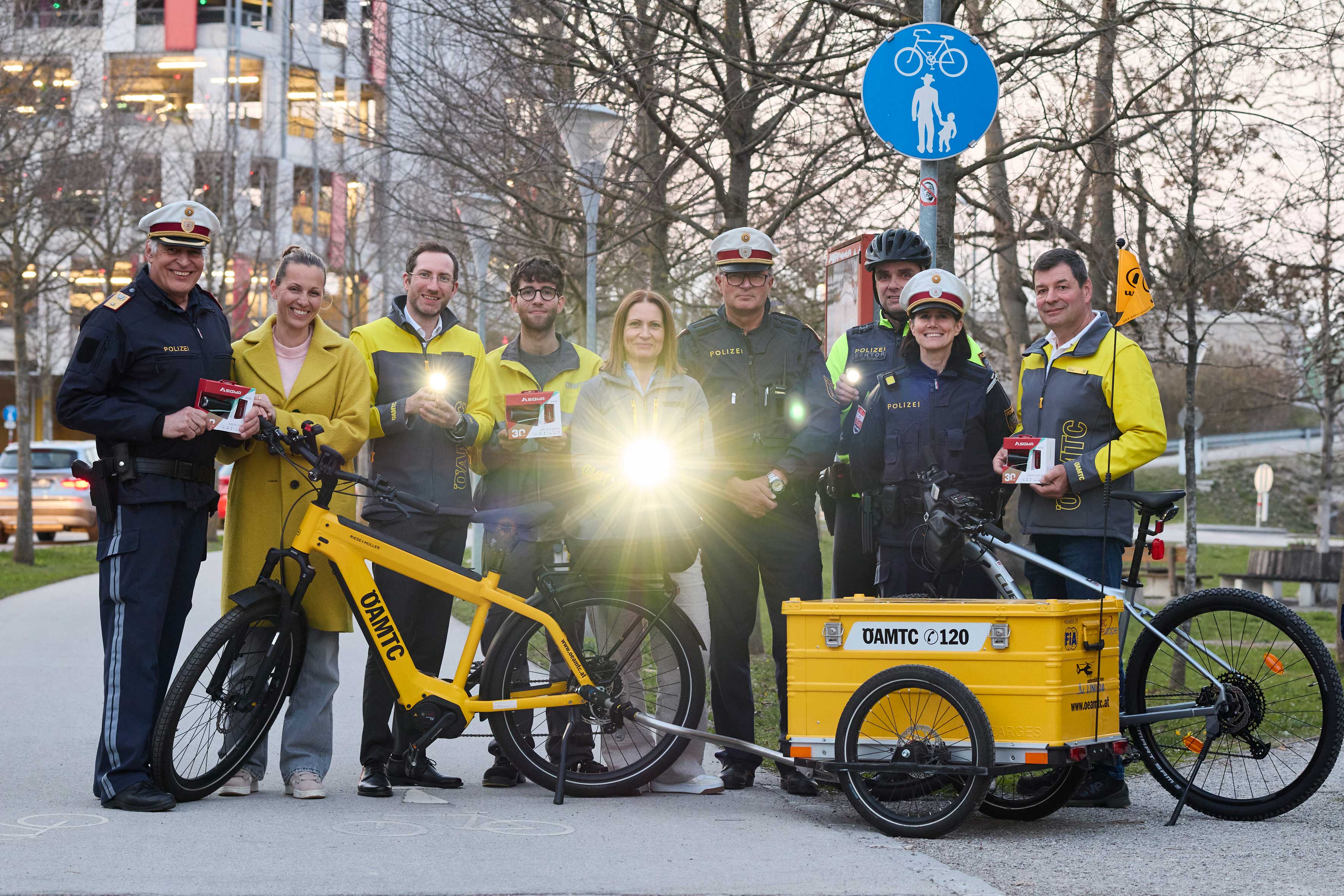Gruppenfoto von Polizei, Radland NÖ und ÖAMTC bei der Radlichtaktion auf dem Radweg